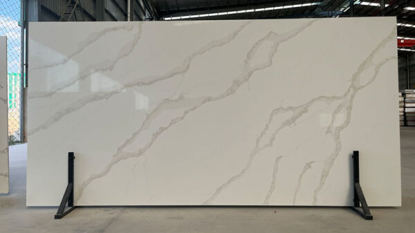 Calacatta Lincoln Quartz Rohtafeln